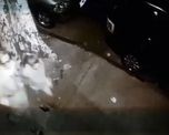 El video de una cámara de seguridad captó a la mujer con su hija llegando juntas a la escena del crimen. (Captura TN) El video de una cámara de seguridad captó a la mujer con su hija llegando juntas a la escena del crimen. (Captura TN)
