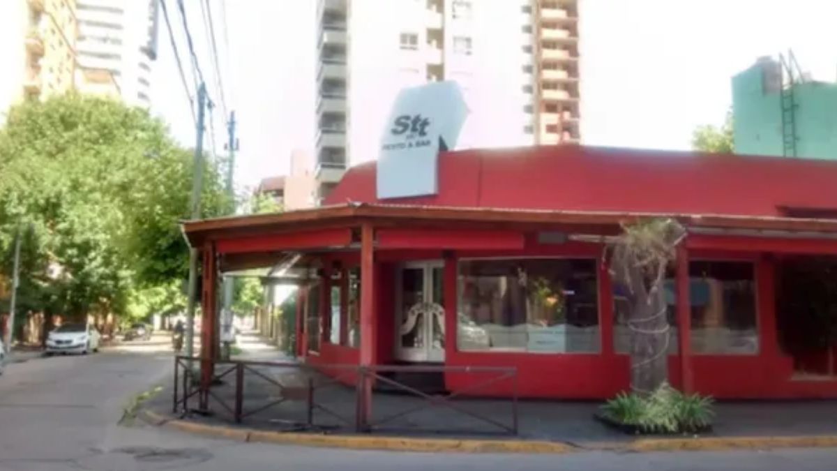 La policía detuvo a cuatro custodios del bar Sutton tras la muerte de Alexis Rogers en la vereda del local.