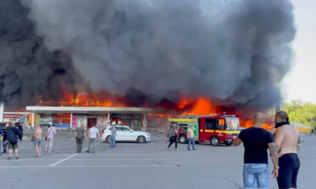 En el centro comercial en Kremenchuk había más de 1.000 personas al momento del ataque, según Zelensky.Foto: REUTERS En el centro comercial en Kremenchuk había más de 1.000 personas al momento del ataque, según Zelensky.Foto: REUTERS