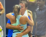 Polémica en el US Open por el festejo de una tenista de 16 años manoseada por su padre y su entrenador