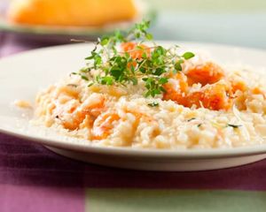 El risotto o arrozoto es una comida tradicional italiana que se realiza añadiendo gradualmente un caldo al arroz, junto con otros ingredientes que varían según las específicas recetas de risottos. Es uno de los modos más comunes de cocinar arroz en Italia. El risotto o arrozoto es una comida tradicional italiana que se realiza añadiendo gradualmente un caldo al arroz, junto con otros ingredientes que varían según las específicas recetas de risottos. Es uno de los modos más comunes de cocinar arroz en Italia.