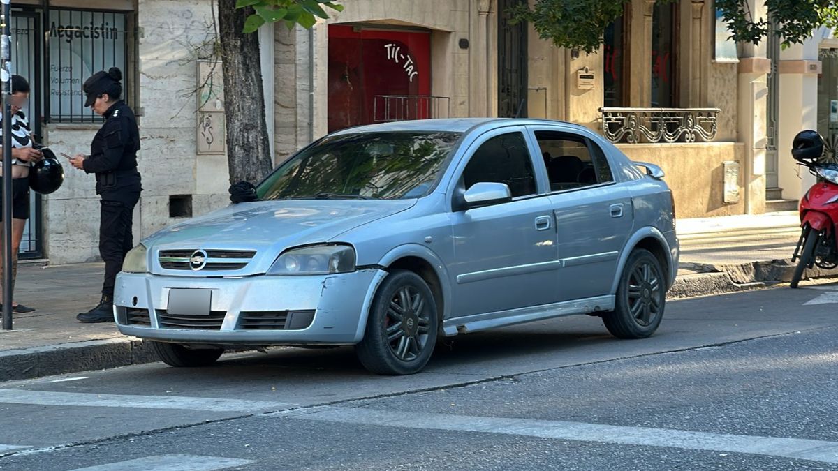 El vehículo en el que se trasladaban los jóvenes heridos quedó en Bulevar y Alberdi