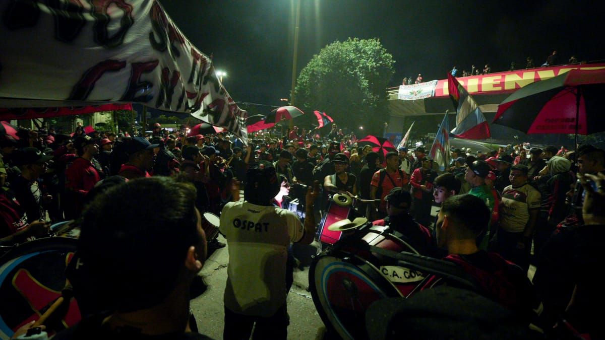 En vísperas de su 121° aniversario, los hinchas de Colón protagonizaron una masiva caravana desde el Puente Colgante hacia la sede del club. En vísperas de su 121° aniversario, los hinchas de Colón protagonizaron una masiva caravana desde el Puente Colgante hacia la sede del club.