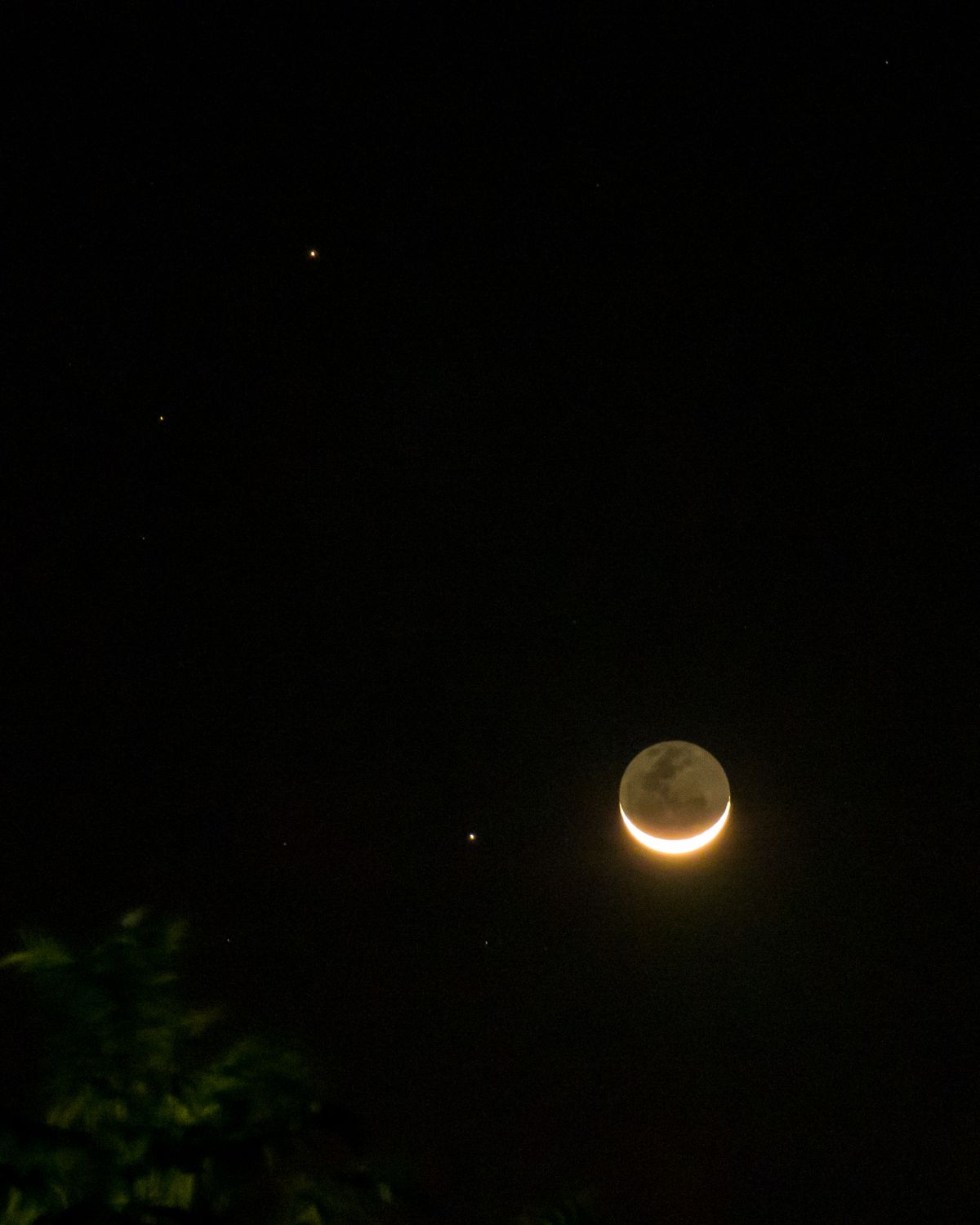 Conjunción entre la Luna, Saturno y Marte por el fotógrafo santafesino Cristian Acosta. Conjunción entre la Luna, Saturno y Marte por el fotógrafo santafesino Cristian Acosta.