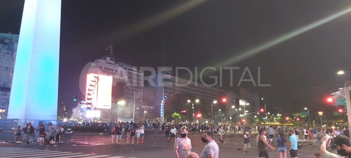 Los argentinos se concentraron en el obelisco y en la plaza de Mayo para despedir al ídolo más grande del fútbol argentino.