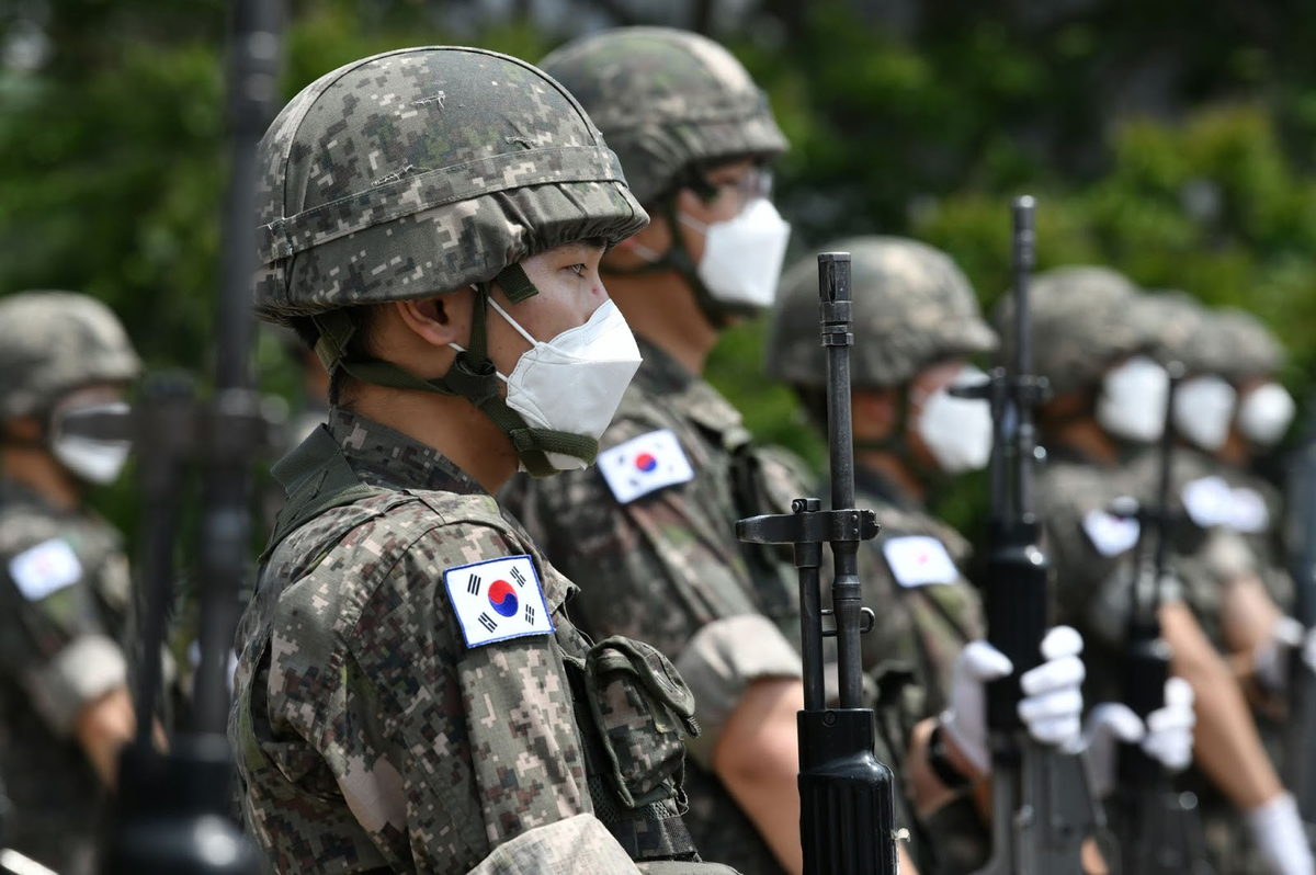 El servicio militar es obligatorio para los hombres de Corea del Sur. El servicio militar es obligatorio para los hombres de Corea del Sur.