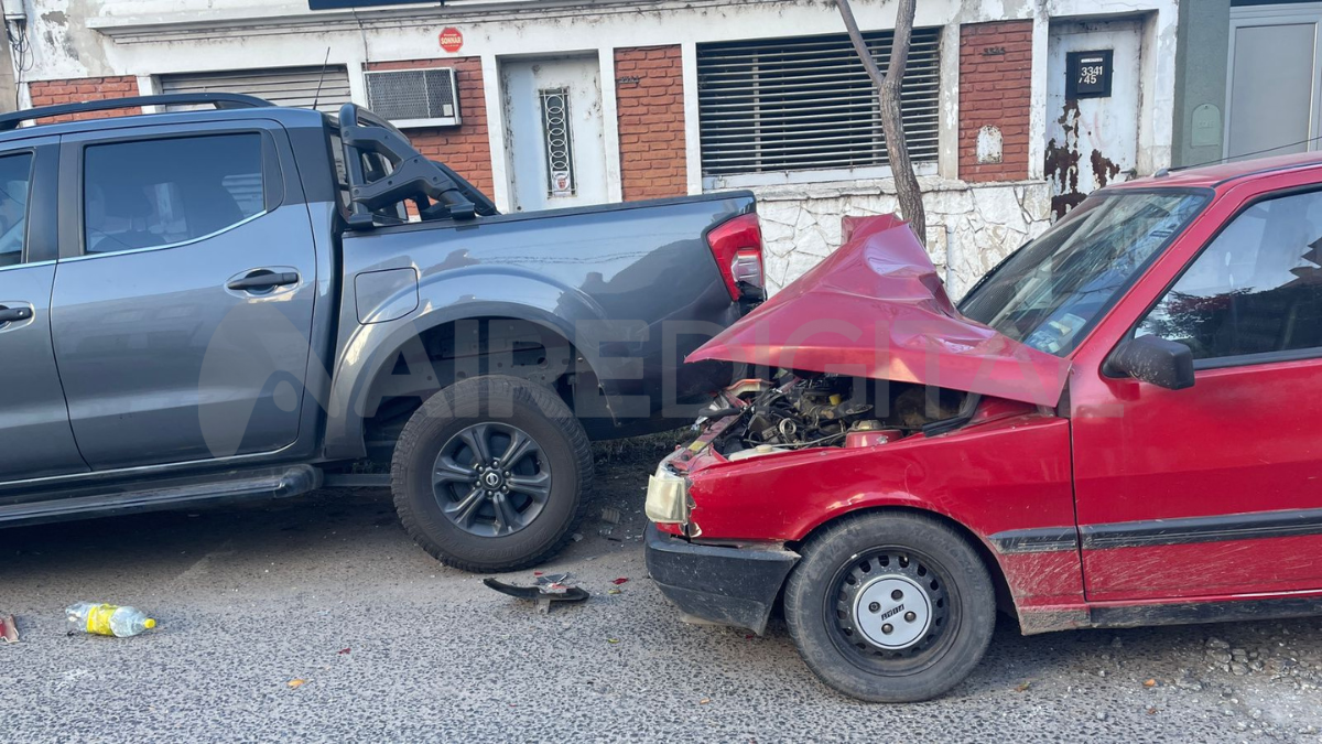 El Fiat Uno quedó encajado debajo de la camioneta.