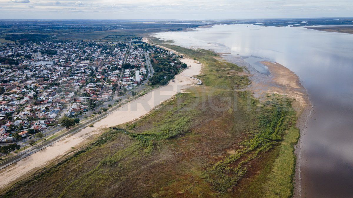 El contorno de la laguna Setúbal sufrió una fuerte transformación con la bajante.
