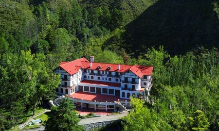 La Reserva Natural Villavicencio protege las fuentes de agua mineral que fluyen desde la montaña, garantizando la pureza de un recurso vital para la región. La Reserva Natural Villavicencio protege las fuentes de agua mineral que fluyen desde la montaña, garantizando la pureza de un recurso vital para la región.