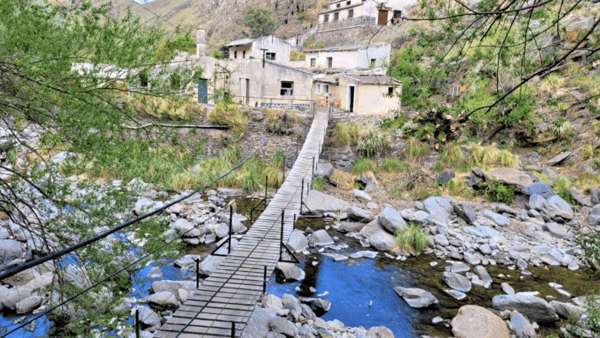 Naturaleza e historia en armonía: las ruinas mineras conviven con el verde intenso de las sierras cordobesas.