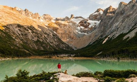 El color turquesa de la Laguna Esmeralda proviene de los sedimentos glaciares que bajan de las montañas fueguinas durante el deshielo. El color turquesa de la Laguna Esmeralda proviene de los sedimentos glaciares que bajan de las montañas fueguinas durante el deshielo.