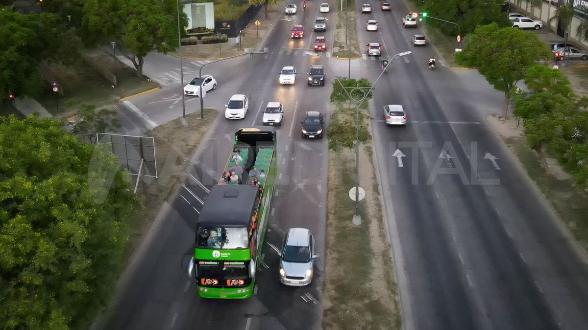 El bus turístico recorre diferentes puntos de la ciudad para revivir sus historias.