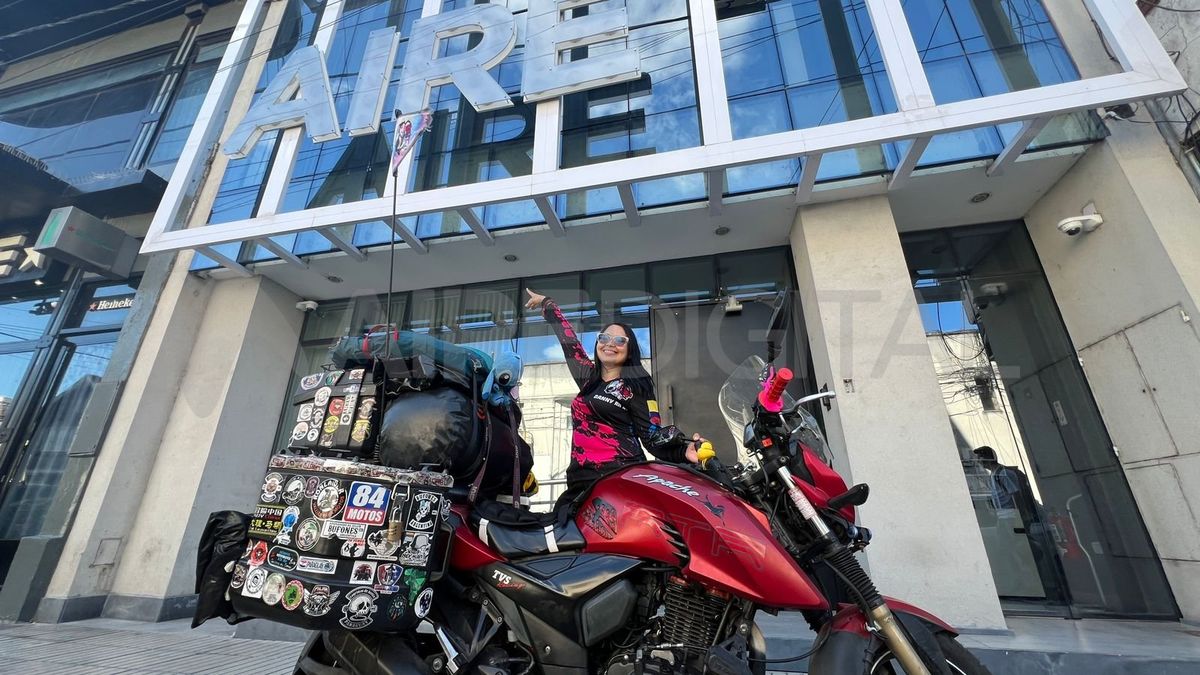 Daniela Quinteros viajó desde Colombia a Ushuaia en moto.