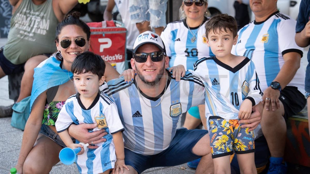 Cientos de santafesinos se acercaron a ver el partido en el Molino.