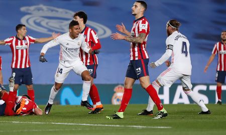 Real Madrid derrotó 2-0 al Atlético Madrid y se acerca a la cima de La Liga de España. Real Madrid derrotó 2-0 al Atlético Madrid y se acerca a la cima de La Liga de España.
