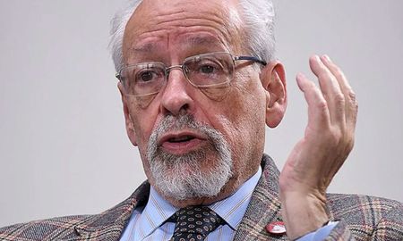 El periodista Horacio Verbitsky relató este viernes que se dio la vacuna Sputnik V en el Ministerio de Salud, tras haber consultado al titular de la cartera, Ginés González García, sobre cómo acceder a la dosis. El periodista Horacio Verbitsky relató este viernes que se dio la vacuna Sputnik V en el Ministerio de Salud, tras haber consultado al titular de la cartera, Ginés González García, sobre cómo acceder a la dosis.