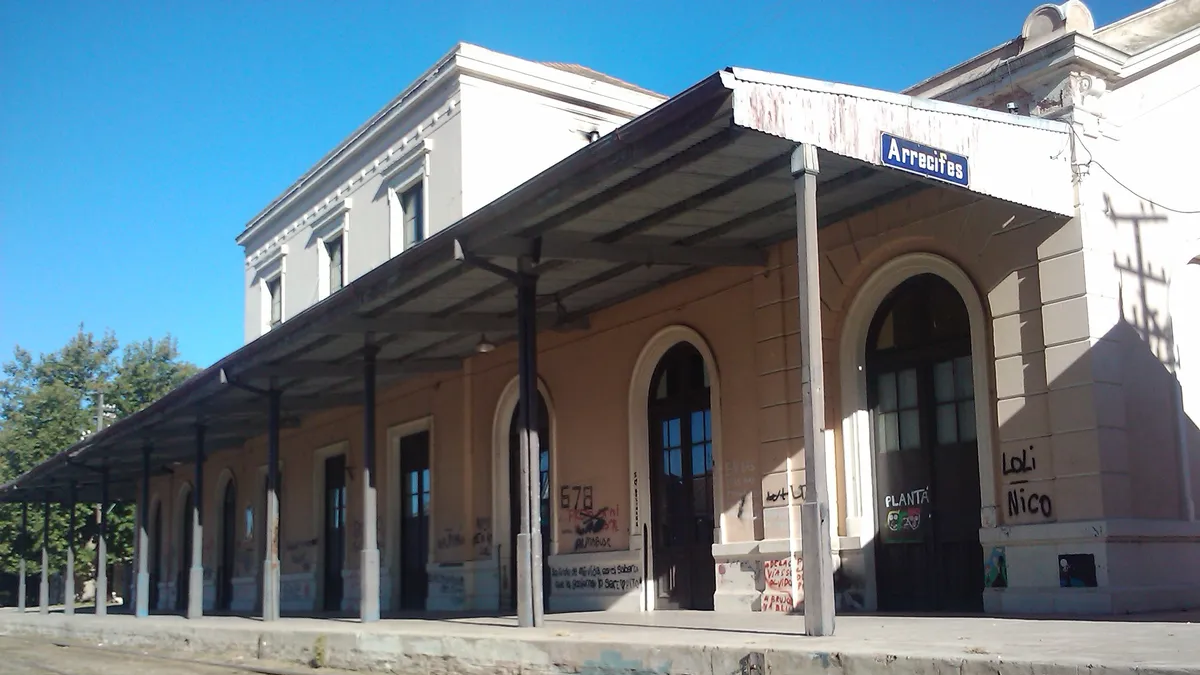 Rodeada de mucha historia, Arrecifes cuenta con un pequeño balneario que en verano se transforma en el atractivo principal. Rodeada de mucha historia, Arrecifes cuenta con un pequeño balneario que en verano se transforma en el atractivo principal.
