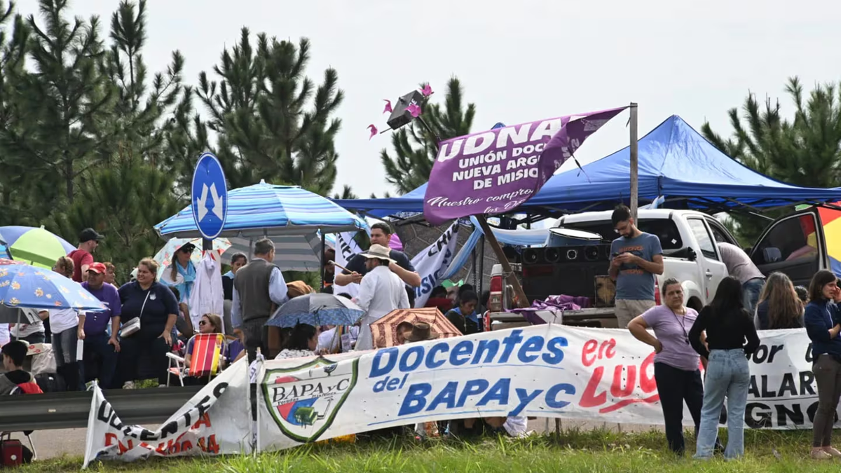 Docentes de distintas organizaciones sociales y autoconvocados de varias localidades de Misiones. Docentes de distintas organizaciones sociales y autoconvocados de varias localidades de Misiones.