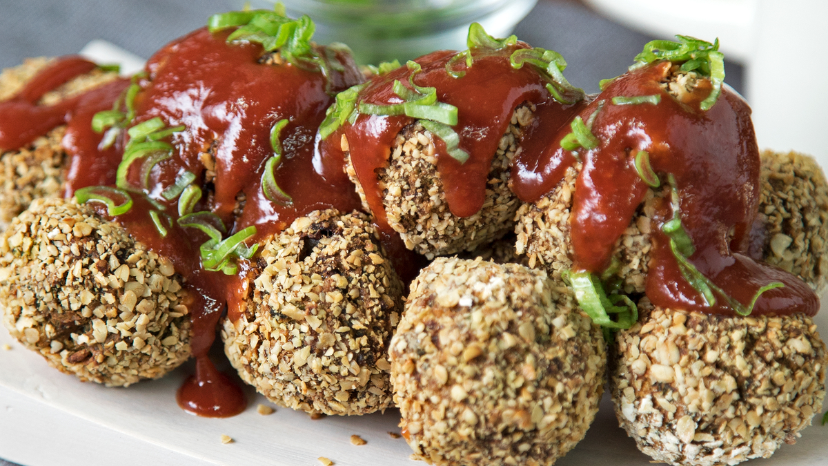 Las albóndigas de berenjena son una opción mucho más saludable para sorprender a tu familia. Las albóndigas de berenjena son una opción mucho más saludable para sorprender a tu familia.