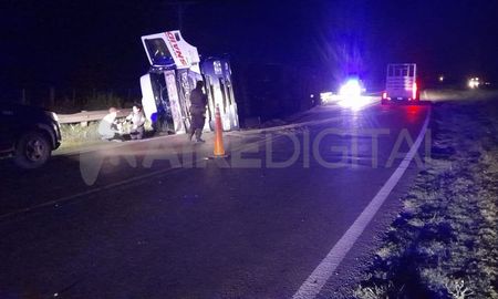 Volcó un camión sobre la ruta 11, el domingo por la noche. Volcó un camión sobre la ruta 11, el domingo por la noche.