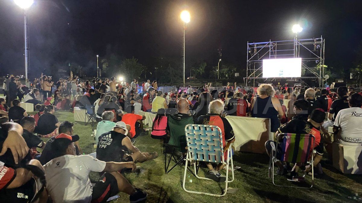 Una pantalla gigante permite a los simpatizantes sabaleros seguir el partido en las afueras del estadio.