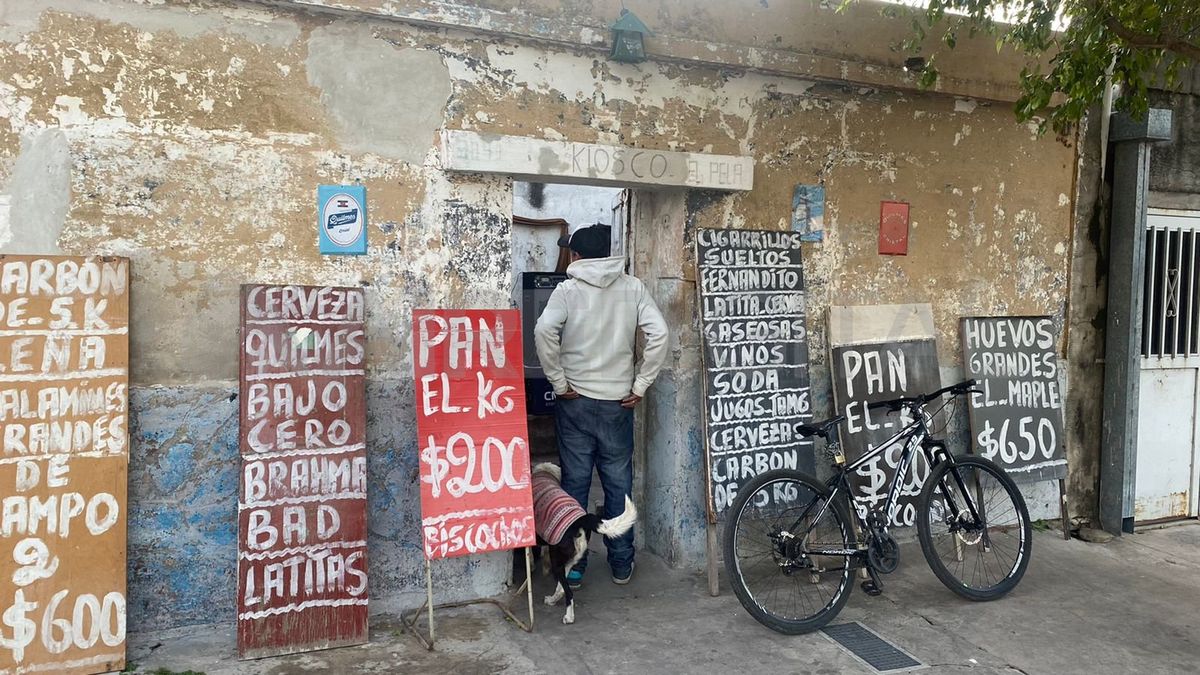 Desde hace dos años, Julio atiende el comercio en la casa que comparte con su hija, en el barrio Barranquitas.