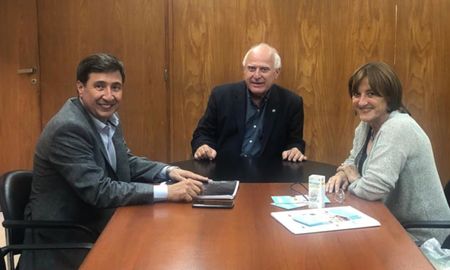 Miguel Lifschitz, junto a la ministra de la Producción de Santa Fe, Alicia Ciciliani, se reunió con Daniel Arroyo, quien sería el próximo ministro de Desarrollo Social de la Nación. Miguel Lifschitz, junto a la ministra de la Producción de Santa Fe, Alicia Ciciliani, se reunió con Daniel Arroyo, quien sería el próximo ministro de Desarrollo Social de la Nación.