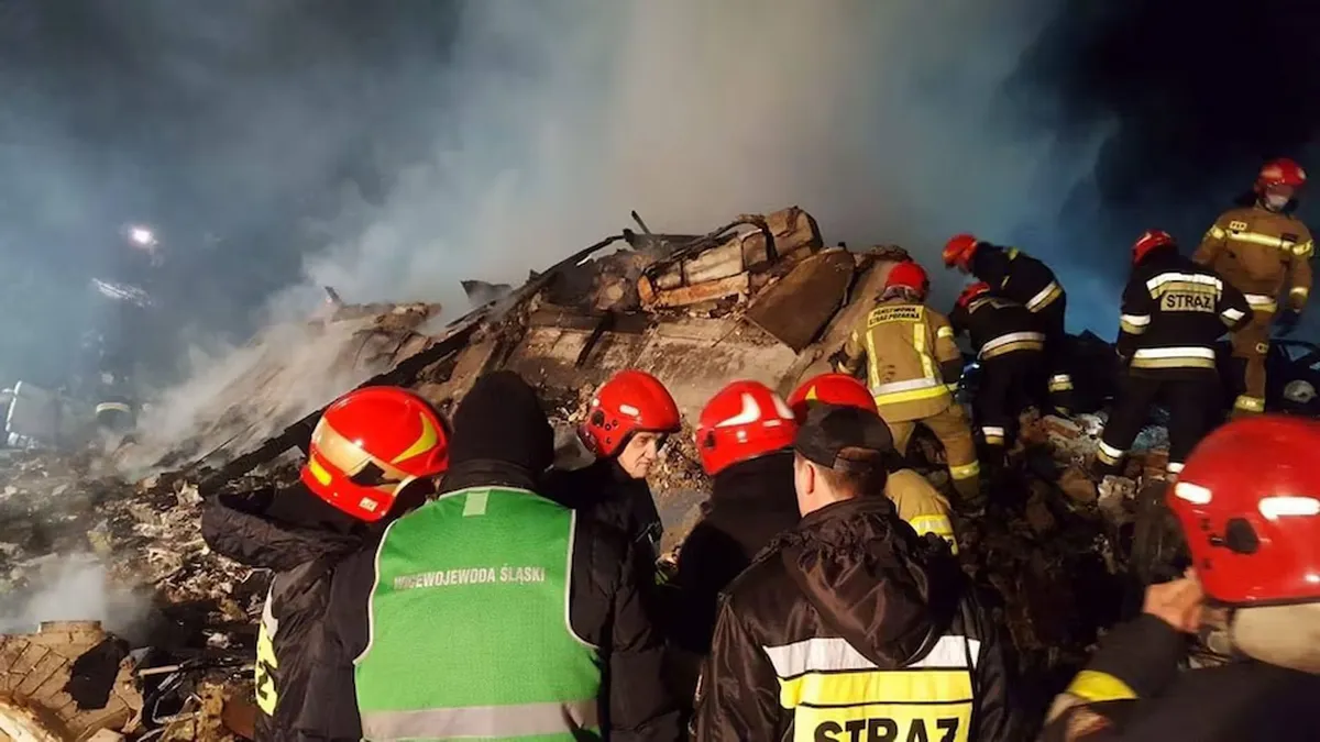 Todos los indicios recogidos han permitido a las autoridades excluir la hipótesis de un atentado, ya que se ha determinado que la explosión que se escuchó alrededor de la 01:30 de esta madrugada (hora local) fue causada por el incendio. Todos los indicios recogidos han permitido a las autoridades excluir la hipótesis de un atentado, ya que se ha determinado que la explosión que se escuchó alrededor de la 01:30 de esta madrugada (hora local) fue causada por el incendio.