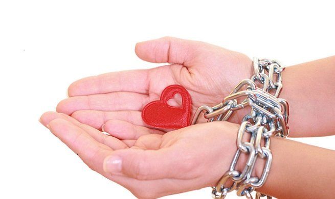 Tres signos del zodiaco que siempre recaen en relaciones tormentosas