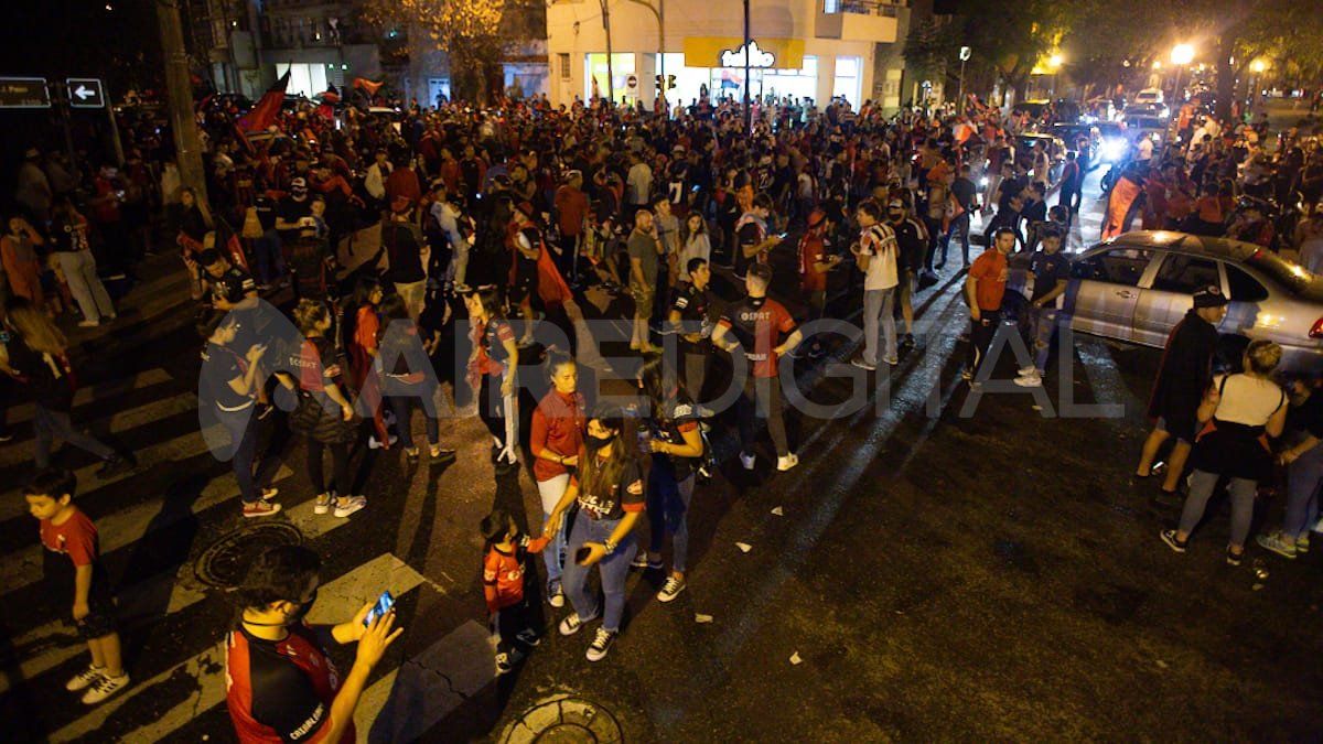 Colón campeón: la pasión sabalera salió de fiesta en las calles de Santa Fe