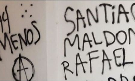 ?44 menos?, la pintada tras la protesta en plaza de mayo por el mapuche muerto ?44 menos?, la pintada tras la protesta en plaza de mayo por el mapuche muerto