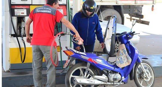 Los combustibles sufrieron un aumento tras la suba de 22% del dólar oficial del lunes pos PASO. Los combustibles sufrieron un aumento tras la suba de 22% del dólar oficial del lunes pos PASO.