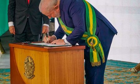 El mandatario juró ante el Parlamento y ya ordenó varias medidas para revocar políticas de Bolsonaro. El mandatario juró ante el Parlamento y ya ordenó varias medidas para revocar políticas de Bolsonaro.