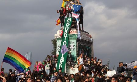 El Congreso chileno debate la interrupción voluntaria del embarazo. Foto: AFP.