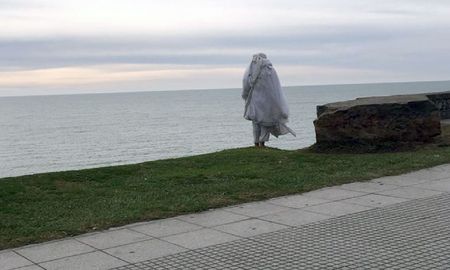 Un joven marplatense asegura ser Jesús: recorre las calles descalzo y en túnica blanca Un joven marplatense asegura ser Jesús: recorre las calles descalzo y en túnica blanca