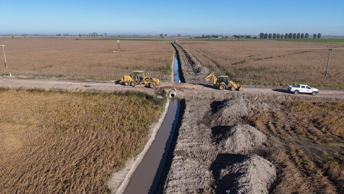 El Gobierno de la Provincia de Santa Fe ejecuta obras para localidades con alto riesgo hídrico. El Gobierno de la Provincia de Santa Fe ejecuta obras para localidades con alto riesgo hídrico.