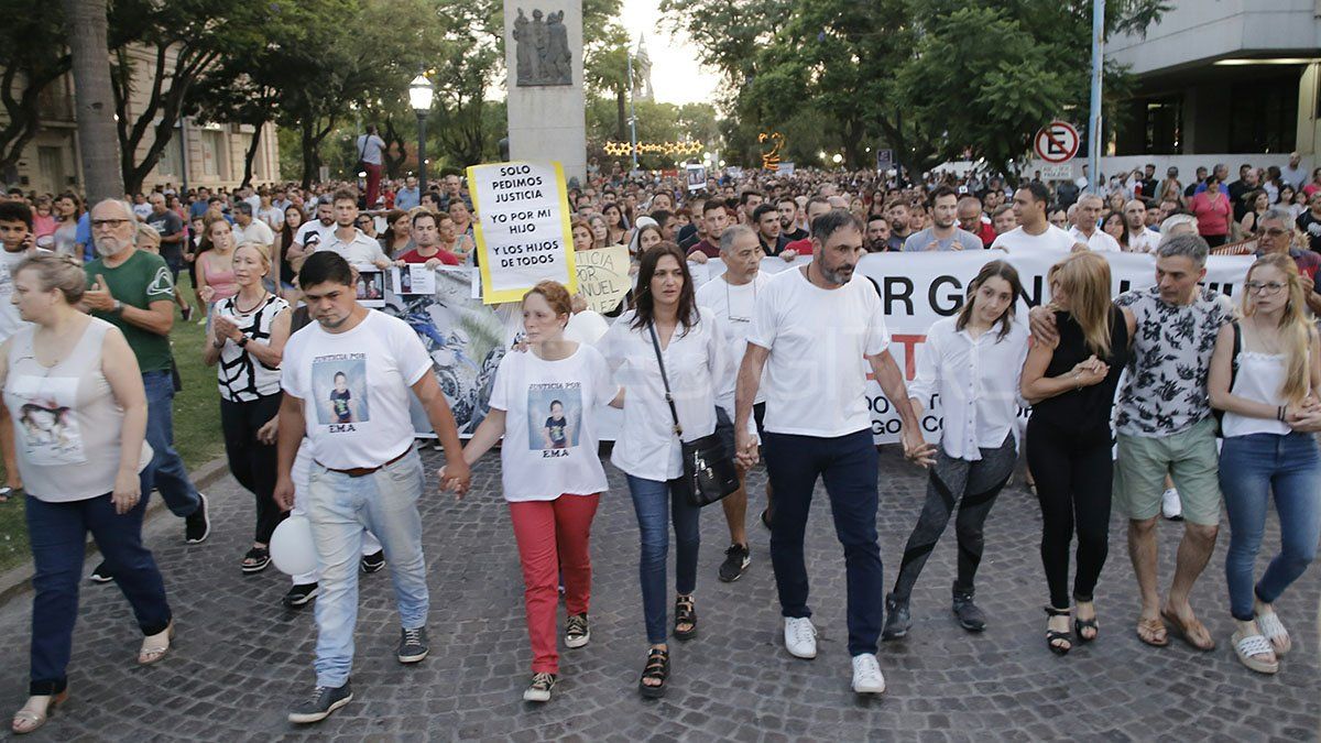 Familiares de v&iacute;ctimas de la inseguridad se movilizaron acompa&ntilde;ados de miles de rafaelinos para pedir justicia.