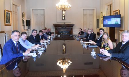 Dos gobernadores aseguran que no firmaron el pedido de Juicio Político contra los miembros de la Corte y estalló la polémica. Dos gobernadores aseguran que no firmaron el pedido de Juicio Político contra los miembros de la Corte y estalló la polémica.