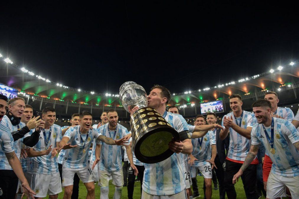 Messi fue el centro de los festejos de la Selección Argentina. Todos los jugadores lo abrazaron y hasta lo levantaron en andas en la final de la Copa América.