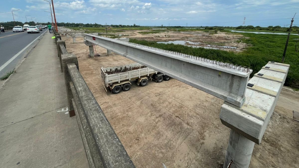 El nuevo puente se está construyendo al lado del Carretero que une Santa Fe con Santo Tomé. El nuevo puente se está construyendo al lado del Carretero que une Santa Fe con Santo Tomé.