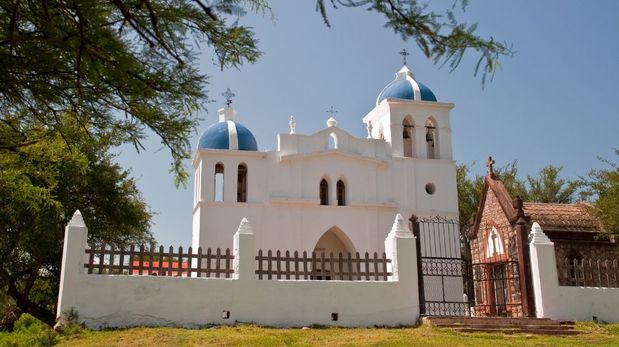 La Iglesia de Nuestra Señora de Copacabana, construida en 1812, conserva el estilo original de las capillas rurales que integraban las antiguas estancias del norte de Córdoba.