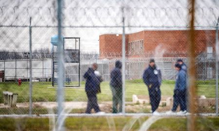Reclusos hacen ejercicio en el patio de la Institución Correccional de Marion, Ohio (EE.UU.), el 22 de abril de 2020. Reclusos hacen ejercicio en el patio de la Institución Correccional de Marion, Ohio (EE.UU.), el 22 de abril de 2020.