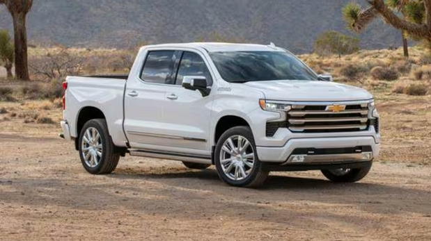 La Chevrolet Silverado 2025 combina fuerza y sofisticación: motor V8 de 5.3 litros, caja automática de 10 velocidades y tracción integral.