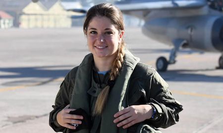 Sofía Vier, es la primera mujer piloto de combate de la Fuerza Aérea Argentina. Sofía Vier, es la primera mujer piloto de combate de la Fuerza Aérea Argentina.