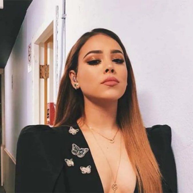 Danna Paola tiene el truco para lucir pantalones sastre cuando sos bajita