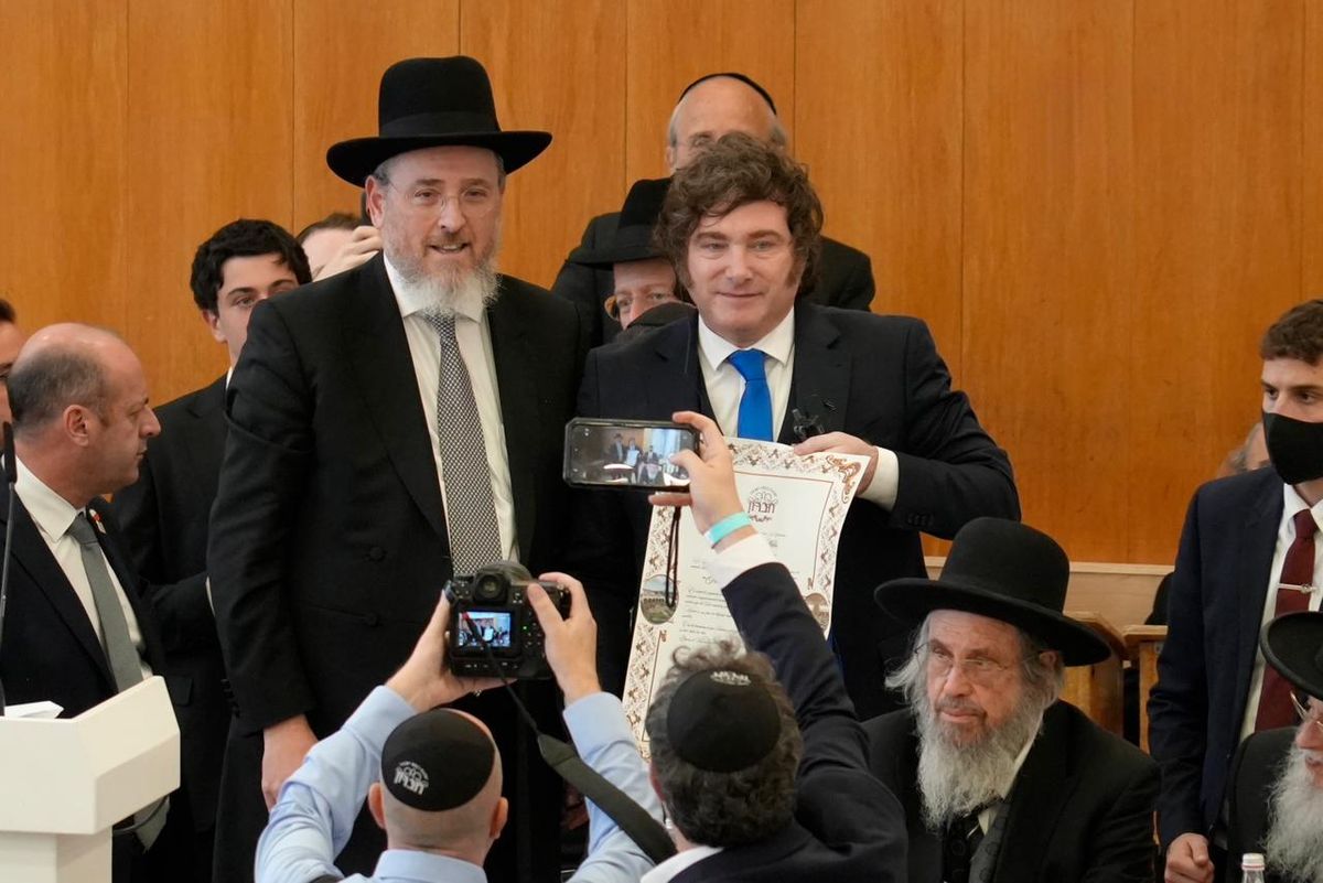 El presidente Javier Milei visitó la Yeshivá Hebrón donde fue condecorado por la Academia de Estudios Talmúdicos. El presidente Javier Milei visitó la Yeshivá Hebrón donde fue condecorado por la Academia de Estudios Talmúdicos.