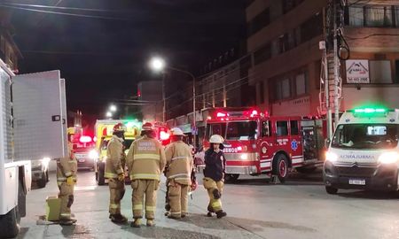 En el incendio intervino medio centenar de efectivos de todos los cuarteles de Bariloche y de la vecina Dina Huapi. En el incendio intervino medio centenar de efectivos de todos los cuarteles de Bariloche y de la vecina Dina Huapi.
