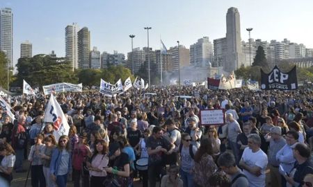 Este conjunto de eventos y movilizaciones refleja el compromiso de la comunidad universitaria de Rosario con la defensa de la educación pública. Este conjunto de eventos y movilizaciones refleja el compromiso de la comunidad universitaria de Rosario con la defensa de la educación pública.