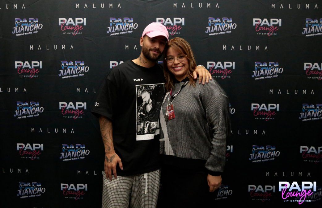 Una de las fotos que Maluma se sacó con una fan que también pagó 500 dólares en México.