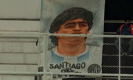Antes del partido entre Central Córdoba y Colón por la Copa Diego Maradona, realizaron un emotivo homenaje al astro desde las tribunas del estadio del Ferroviario. Antes del partido entre Central Córdoba y Colón por la Copa Diego Maradona, realizaron un emotivo homenaje al astro desde las tribunas del estadio del Ferroviario.